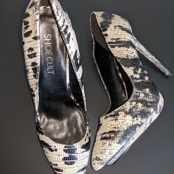 Black and White Snake Print Pumps - Picture 2 of 4